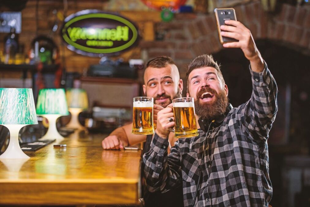 homens bebem cerveja como parar