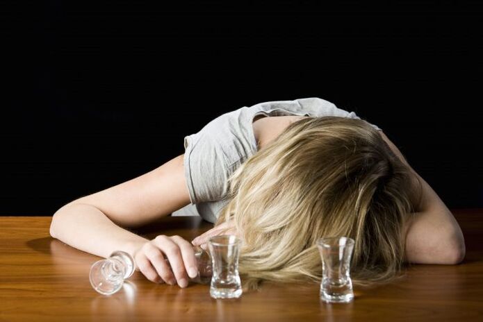 mulher bebendo álcool como parar