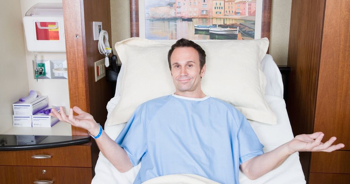 homem no hospital depois de tomar álcool com antibióticos