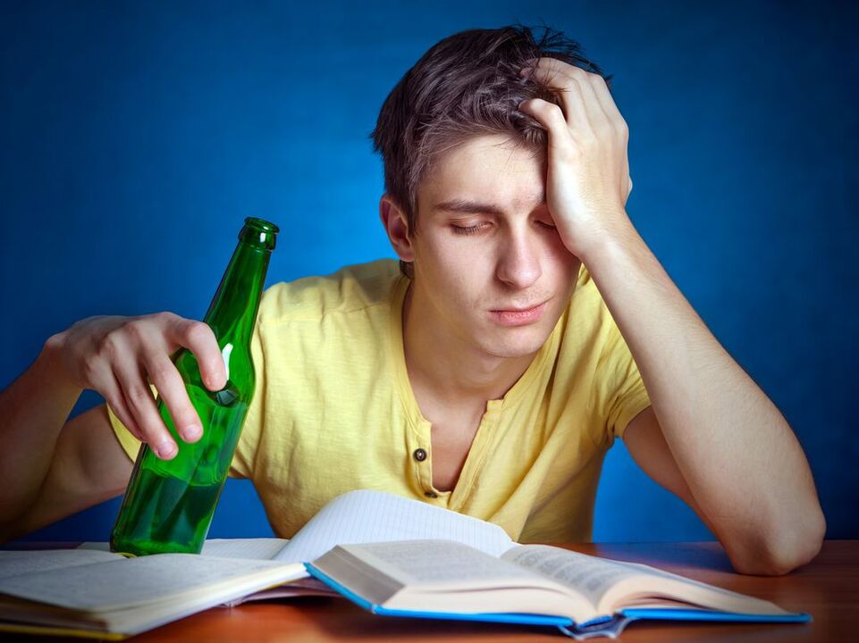 estudante cansado com cerveja como parar de beber