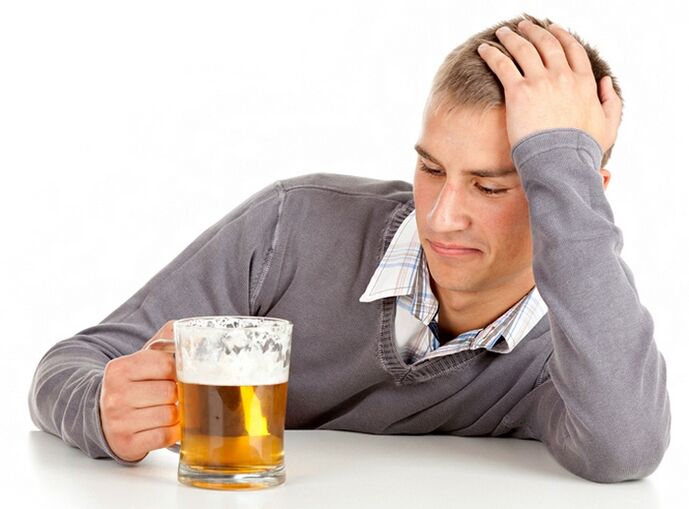 Um homem bebe cerveja como sair