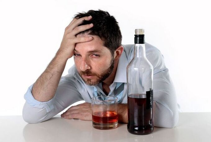 homem que sofre de alcoolismo e como parar de beber
