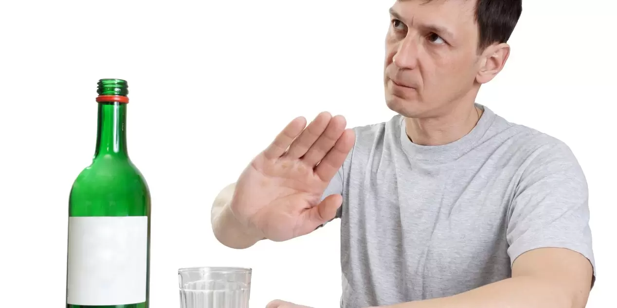 Um homem recusa álcool