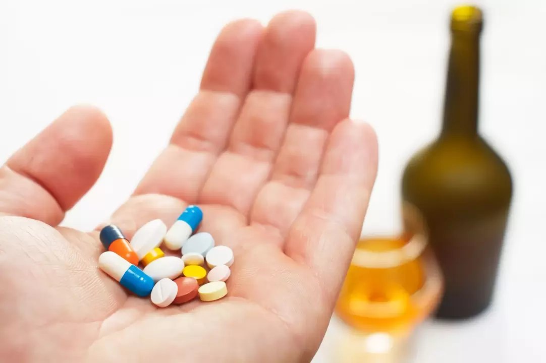 É possível combinar antibióticos e álcool