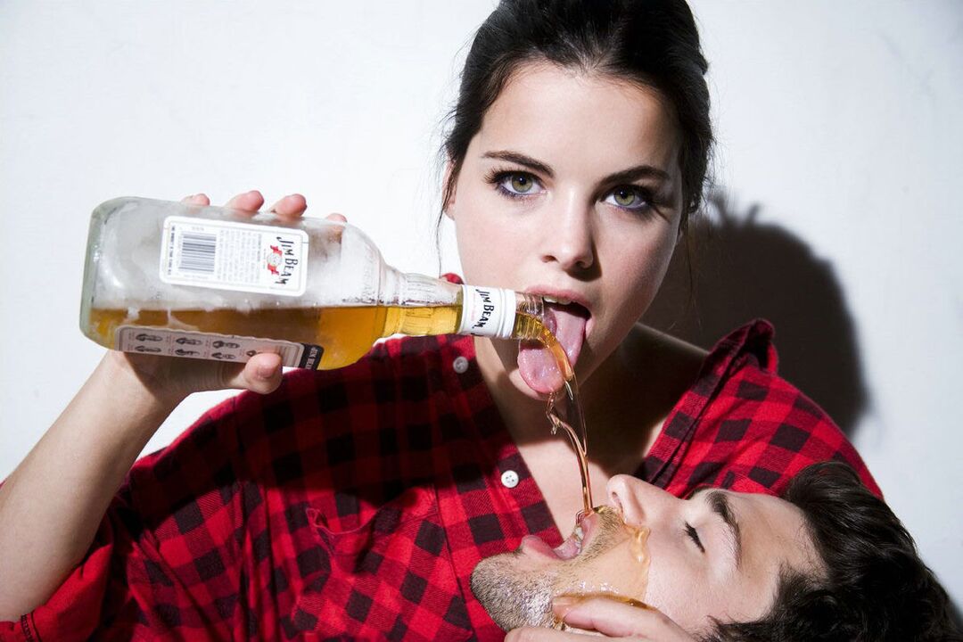 menina derrama álcool em homem antes do sexo