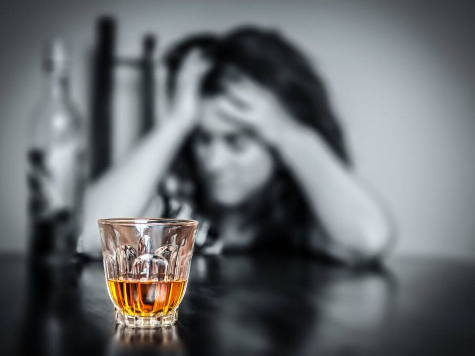 O estresse constante leva uma mulher a beber álcool